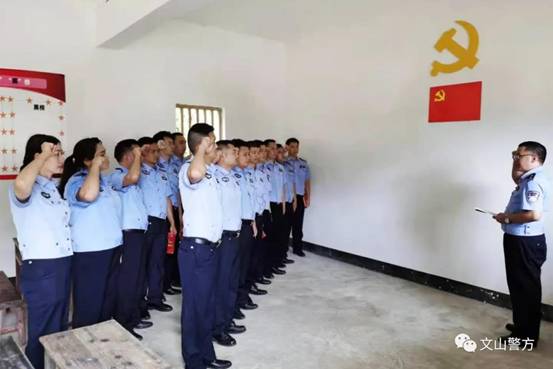 警徽在彩云之南祖国边陲格外闪亮